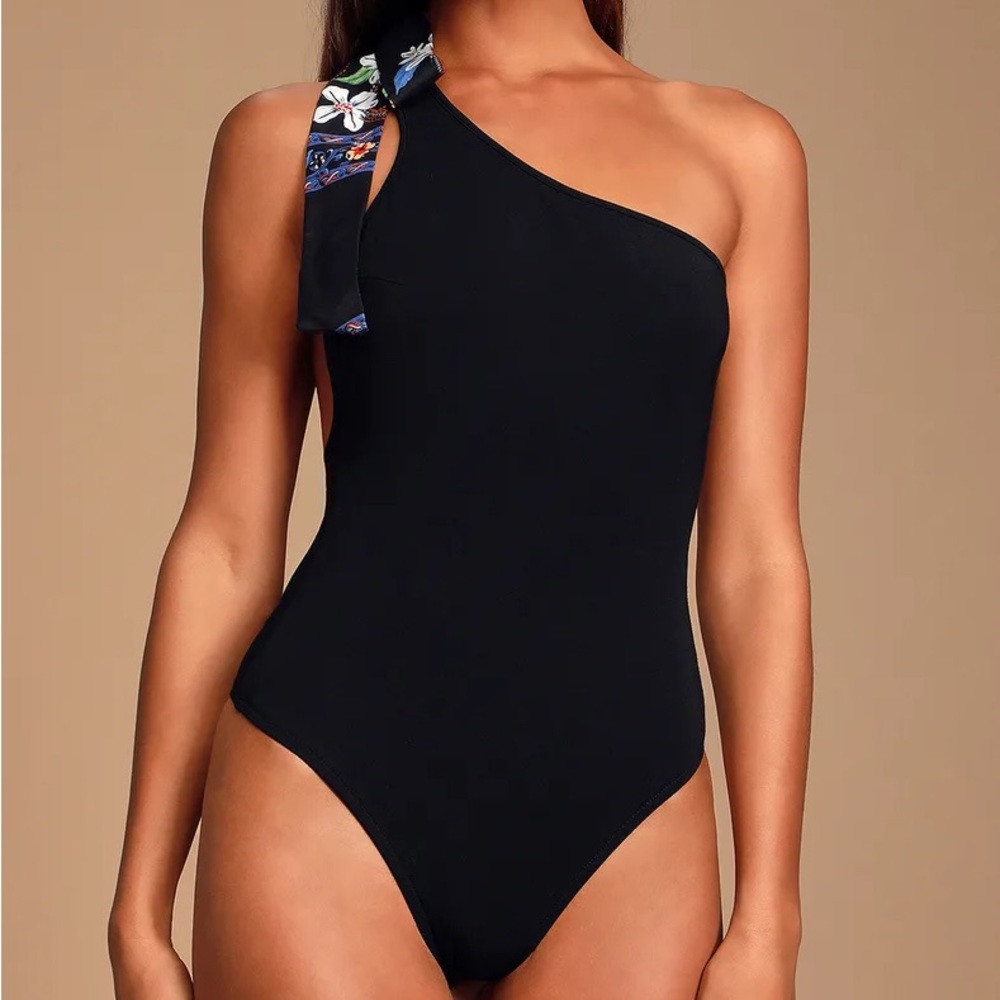 📦Last Chance📦 Lulus | Alicialynn Black One-Shoulder Bodysuit